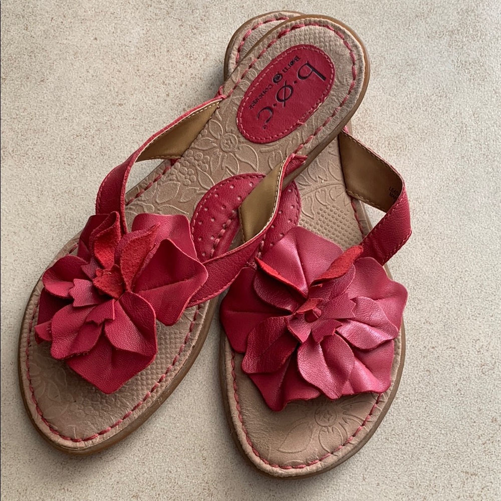 b.o.c. Red and Tan Sandals with Floral Accents, size 8